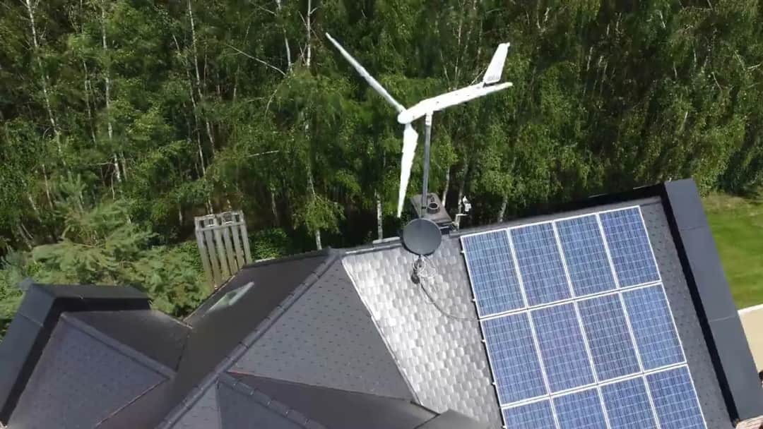 Jak mini elektrownia wiatrowo-słoneczna zmienia życie off-grid