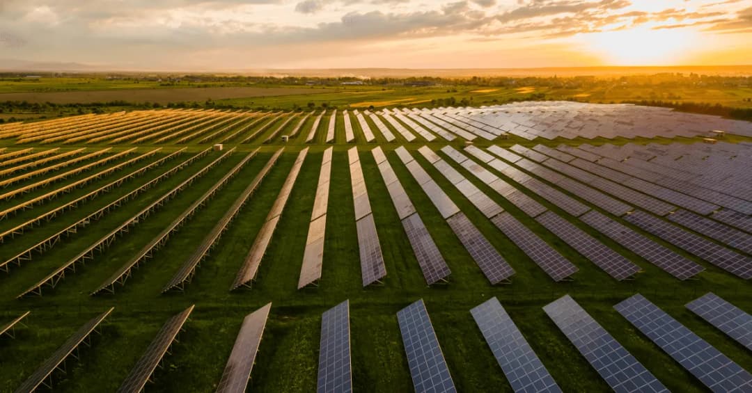 Elektrownie słoneczne: jak działają i jakie niosą korzyści?