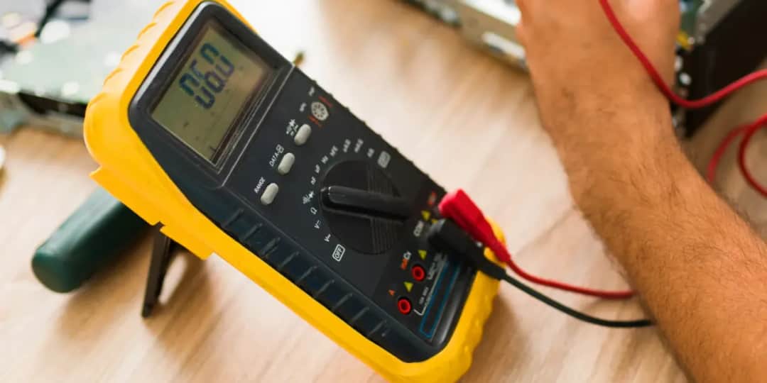 Jaki multimetr na początek? Wybierz najlepszy model dla siebie
