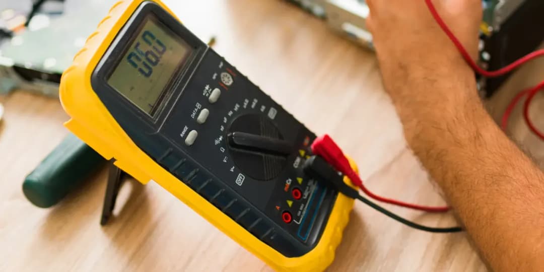 Jaki multimetr na początek? Wybierz najlepszy model dla siebie