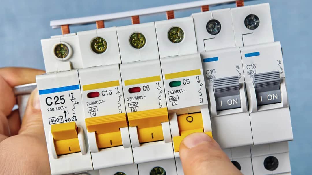 Jaki wyłącznik główny w rozdzielni zapewni bezpieczeństwo i funkcjonalność?