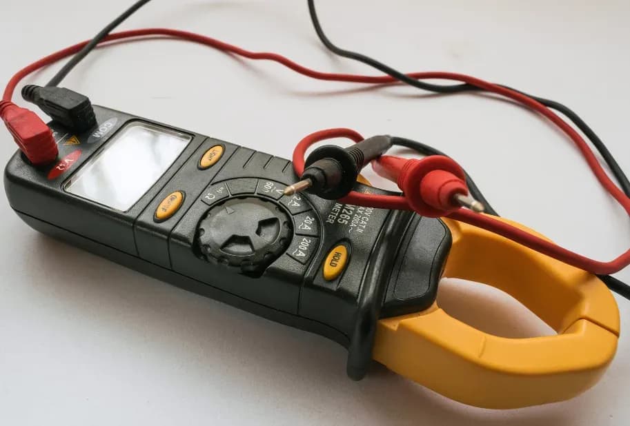 Do czego służy amperomierz? Kluczowe zastosowania i funkcje w praktyce