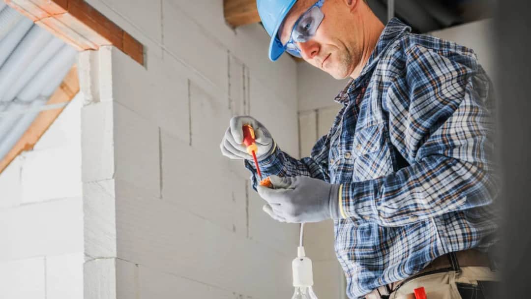 Ile kosztuje podłączenie skrzynki elektrycznej w domu? Sprawdź, co wpłynie na cenę