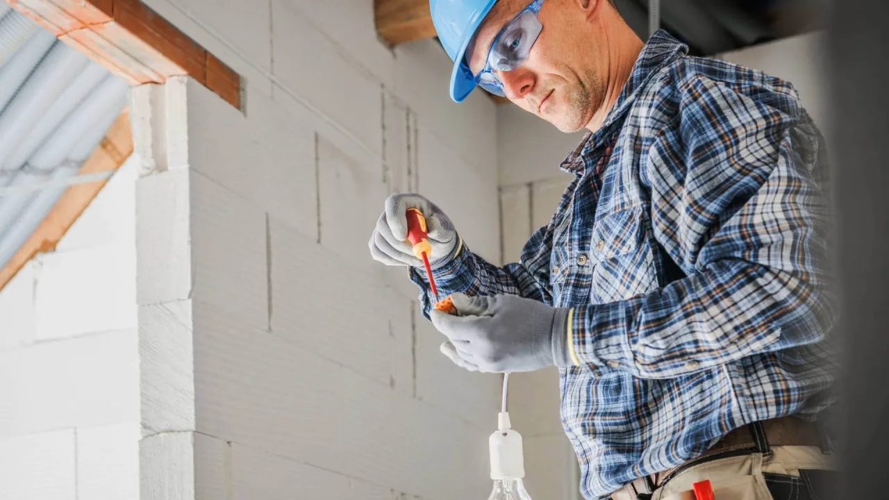 Ile kosztuje podłączenie skrzynki elektrycznej w domu? Sprawdź, co wpłynie na cenę